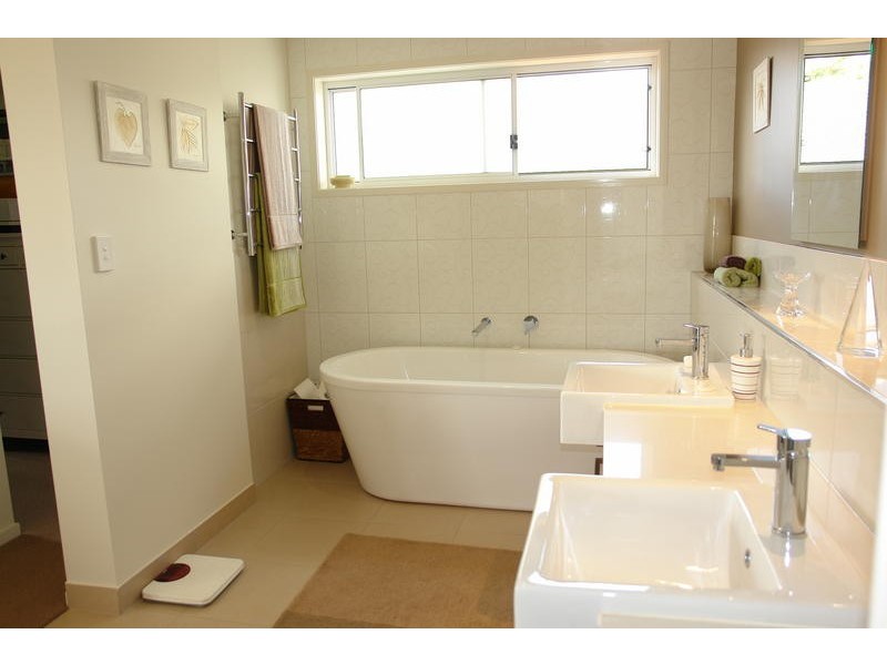 4 Kauri Pine Close, Moggill QLD 4070